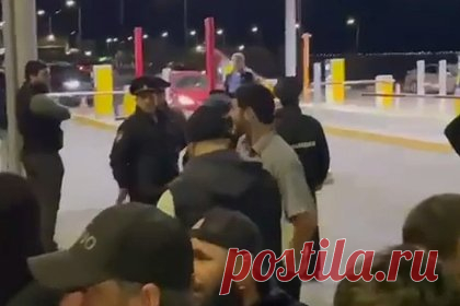 ОМОН прибыл в российский аэропорт из-за встречающей борт из Израиля толпы. Российский ОМОН прибыл в аэропорт Махачкалы, где приземлился борт из Израиля. возле аэропорта собралась большая толпа местных жителей, требующая изгнать евреев с территории республики. В полиции Каспийска и Махачкалы объявлено усиление. Местные жители проверяют паспорта у выезжающих из аэропорта людей.