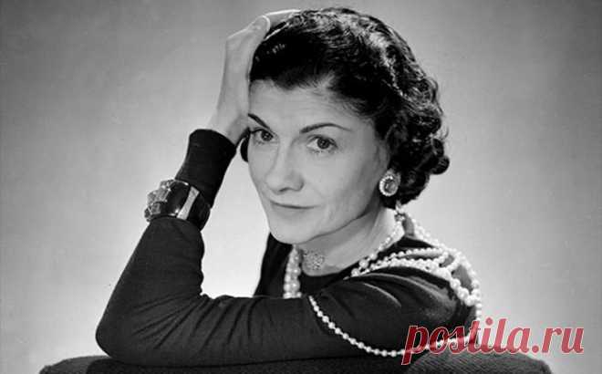 25 советов по стилю от Coco Chanel

1. Остерегайтесь оригинальности — в женской моде оригинальность может привести к маскараду.
2. Изобретать собственную моду могут позволить себе только молодые женщины. Зрелые и стареющие женщины должны следовать господствующей моде.
3. Заботу о красоте надо начинать с сердца и души, иначе никакая косметика не поможет.
4. Женщину, одетую в светлое, трудно привести в дурное настроение.
5. Кружево — самая прекрасная имитация фантазии природ...