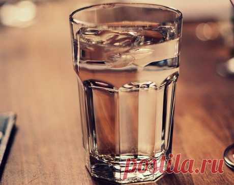 Как обнаружить негативную энергию в доме при помощи стакана воды