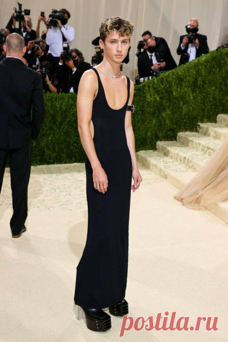 Мужские юбки и платья на Met Gala 2021
В 2021 году противопоставление слов мужчина и юбка перестает существовать. В этом году Met Gala стала своеобразным символом этого заявления. Для любителей моды, это изюминка года. Met Gala собирает под одной крышей самых знаковых фигур из индустрии музыки, кино и искусства. Мужские юбки вошли в осенне-зимние коллекции Stefan Cooke, Ludovic de Saint Sernin и Burberry. Их носили такие […]
Читай дальше на сайте. Жми подробнее ➡