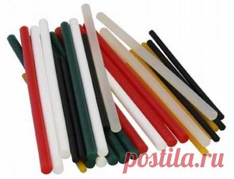 О термопистолете и термоклее 
Многие люди пользуются термоклеем. Это удобно, быстро, недорого и, при правильном выборе материала, прочно. И здесь ключевое слово "правильном", потому что, многие даже не знают, что термоклей, или правильно клеевые стержни, бывают разные, и предназначены для склеивания разных материалов.
Но начнем сначала с термопистолета. Термопистолеты бывают с разными параметрами. Рассмотрим основные. Температура от 110 до 200 градусов. Понятно, чем выше температура, тем быст