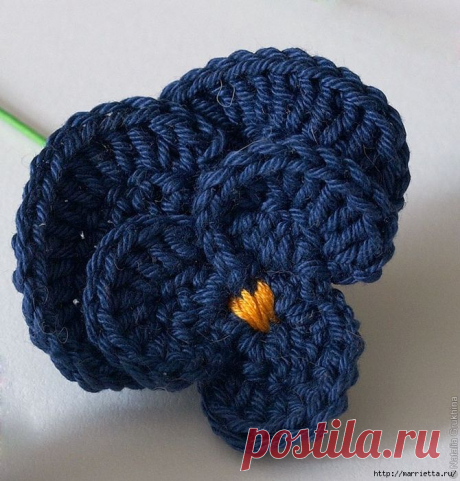 Анютины глазки крючком. Шторка для кухни и цветочная композиция