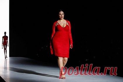 Плюс-сайз-модель Эшли Грэм показала целлюлит на теле. Плюс-сайз-модель и активистка бодипозитива Эшли Грэм поделилась роликом в откровенном образе с несовершенствами на теле. 35-летняя манекенщица примерила черный слитный купальник асимметричного кроя с вырезом в области декольте. При этом она скрестила ноги в позе лотоса, демонстрируя косметические дефекты на коже.