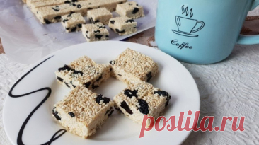 ​Кунжутные козинаки Ингредиенты:Кунжут &mdash; 200 гМед (жидкий) &mdash; 2 ст. л.Изюм &mdash; 50 гПриготовление:1. Кунжут обжарить 1-1,5 мин. Изюм помыть и высушить бумажным полотенцем.2. Положить все в чашу, добавить мед и перемешать.3. Выложить массу на пергамент и пройтись скалкой до образования ровного...