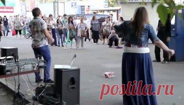 Певец возле метро Народ в шоке