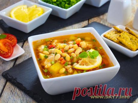 Суп с куриным филе, фасолью и томатами. Густой, сытный, согревающий суп. То что надо в хмурый осенний день. Я использовала куриное филе (бедро), можно использовать филе индейки. Чтобы ускорить приготовление супа, вместо сухой фасоли можно использовать консервированную (около 400 г). Подавать суп можно с долькой лимона.