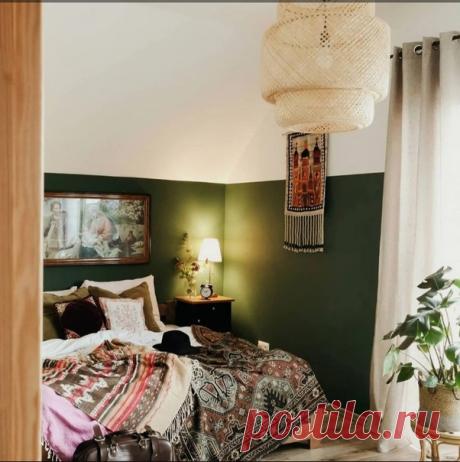 3 идеальных комнатных растений для спальни. (2часть) 1. Калатея Насчитывается огромное количество разных видов калатеи, но самые популярные при оформлении спальни — с широкими округлыми листьями на длинных стеблях. Из-за размера его чаще всего ставят на пол или на невысокие подставки — получается выгодный зеленый акцент. 2. Кактусы Кактусы создадут в интерьере спальни необычный контраст: колючее растение на фоне мягкого пледа и подушек. Можно просто поставить пару кактусов на прикроватную…