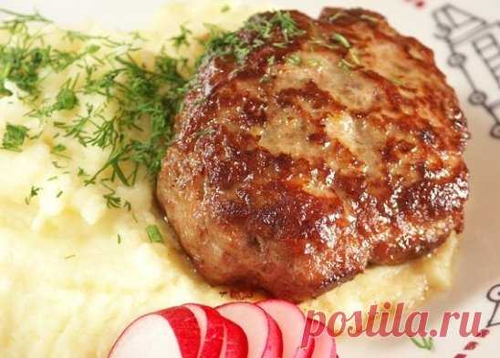 Котлетные
хитрости
Вкусные домашние
котлеты стали получаться у меня только с опытом прожитых лет и количеством
приготовленных котлет. Хотя поначалу было всякое – и жесткие, и пересоленные и
просто какие-то «резиновые». Зато сейчас у меня получаются вкусные домашние
котлеты, которые просто таят во рту и просятся в тарелку сами по себе.
Благодаря
некоторым секретам или просто тонкостям приготовления, котлеты получаются
сочные, нежные и воздушные.
Продолжение на
сайте: http://namenu.ru/b1193/CHt