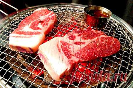 8 продуктов, которые нельзя есть сырыми - Steak Lovers - 2 мая - Медиаплатформа МирТесен Никто не будет спорить, что многие продукты в своем свежем состоянии содержат значительно больше питательных и полезных веществ, чем в приготовленном виде. В то же время сомнительна и полностью 100-процентная «сырая» диета, при которой человек питается исключительно термически необработанной едой. - 2 мая - 43920324556 - Медиаплатформа МирТесен