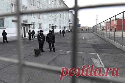 Соратник «ночного губернатора» Петербурга Владимира Барсукова вышел по УДО. В Вологодской области суд удовлетворил ходатайство об условно-досрочном освобождении (УДО) бывшего члена Тамбовской ОПГ Вячеслава Дрокова — ближайшего соратника осужденного на 25 лет Владимира Барсукова (Кумарина), известного как «ночной губернатор» Петербурга. Об этом сообщает «Фонтанка».