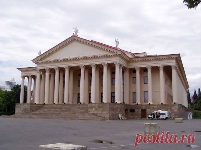 Возводился в период с 1934 по 1937 год, спроектировал здание архитектор Чернопятов. Коринфская композиция театра сплетена 88 колоннами, несущими горизонтальную часть сооружения и окаймляющие здание по периметру.  / Зимний театр (Сочи): фото и отзывы — НГС.ТУРИЗМ
