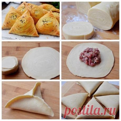 Узбeкская слoеная самса. Вкусная, слоеная, сочная и сытная самса понравится всем без исключения. Ингредиенты: Мука — 4 стак. Яйцо — 1 шт. Вода (кипяток) — 1 стак. Масло сливочное — 50 г Соль — 0,5 ч. л. Масло сливочное (для прослаивания пластов) — 100–150 г Для начинки: Баранина с жиром — 600-700 г Лук репчатый — 2 шт. Соль, перец — по вкусу Зира — по вкусу Приготовление: 1. Взбить яйцо, добавить масло растопленное, соль, кипяток, постепенно подсыпать просеянную муку, одновременно размешивая.…