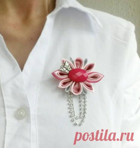 Брошь в технике канзаши своими руками 
Канзаши - техника создания украшений из небольших отрезков ткани и лент, сложенных особым образом. Цветами, созданными из лоскутков этим способом, гейши украшали свои кимоно и причёски. Аксессуары дл…