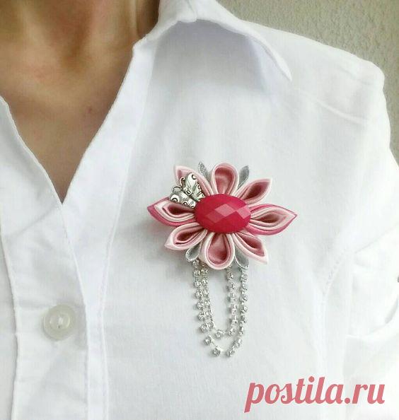 Брошь в технике канзаши своими руками 
Канзаши - техника создания украшений из небольших отрезков ткани и лент, сложенных особым образом. Цветами, созданными из лоскутков этим способом, гейши украшали свои кимоно и причёски. Аксессуары дл…