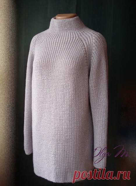 Свитер светло-сиреневого цвета. Спицы 
Свитер связан из пряжи пр-ва Слонимской КПФ (Беларусь). Состав: 30% шерсти, 70% акрила, в 100 г 1600 м. Вязала я ниточкой в 6 сложений спицами № 3.5, воротник- спицами №3. 
На размер 52 расход пряжи - 650 г. 
Модель оверсайз, реглан, воротник - широкая стойка, свитер связан вкруговую снизу вверх. 
Узор - 