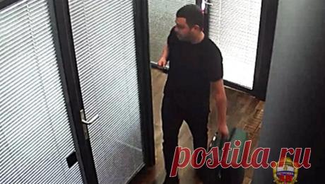 Россиянин обменял 17 млн рублей на доллары из банка приколов. В Москве полицейские установили подозреваемого в получении более 17,4 млн рублей мошенническим способом. Об этом сообщили в &quot;МВД Медиа&quot;. По данным следствия, мошенник разместил в интернете предложение о продаже старых долларов ...