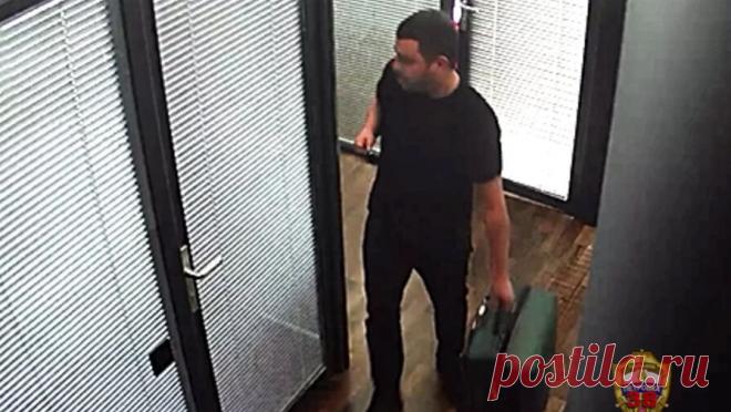 Россиянин обменял 17 млн рублей на доллары из банка приколов. В Москве полицейские установили подозреваемого в получении более 17,4 млн рублей мошенническим способом. Об этом сообщили в "МВД Медиа". По данным следствия, мошенник разместил в интернете предложение о продаже старых долларов ...