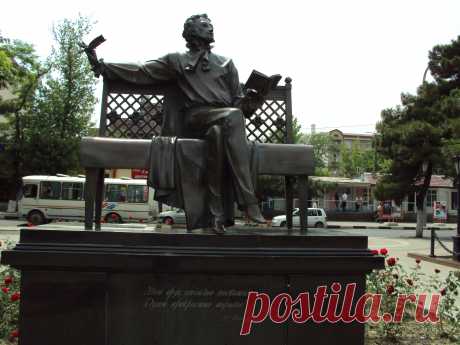 Памятник Пушкину А.С. на аллее центральной улицы города.