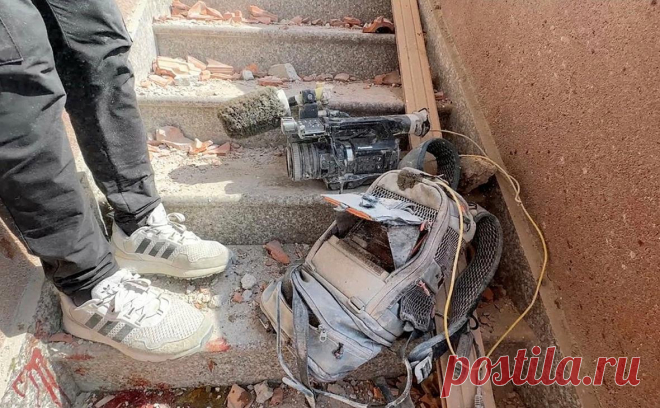 Пять журналистов погибли при обстреле больницы в секторе Газа. При ударе Израиля по медицинскому комплексу Насер на юге сектора Газа погибли пять журналистов, передает Al Jazeera.