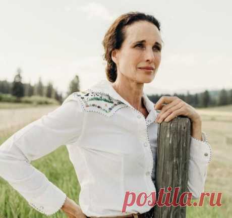 60-летняя модель Энди Макдауэлл вернулась на подиум: как сейчас выглядит манекенщица