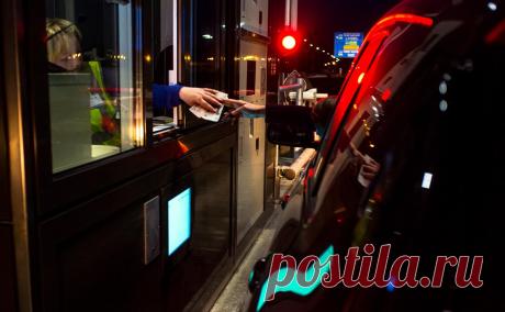 Штрафы за неоплаченный проезд по платным дорогам поднимут. Минтранс предлагает поднять штрафы за неоплаченный проезд по платным трассам до 10 тыс. для легковушек, до 30 тыс. — для грузовиков. 50 тыс. руб. ведомство предлагает брать с фур, принадлежащих иностранным перевозчикам