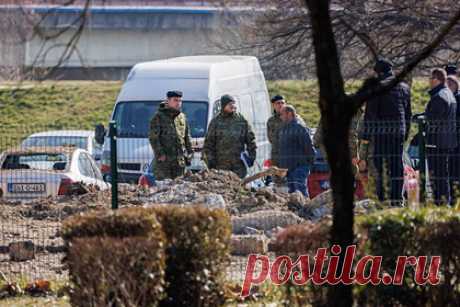 На упавшем в Хорватии беспилотнике нашли следы взрывчатки и авиабомбы. На беспилотном летательном аппарате военного типа «Стриж» Ту-141, упавшем в хорватском Загребе, нашли следы взрывчатого вещества и присутствия авиабомбы советского производства. Глава Минобороны Хорватии напомнил о необходимости установить все обстоятельства инцидента и сторону, откуда прилетел беспилотник.