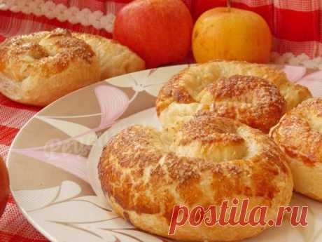 Слоёные булочки с яблоками и корицей