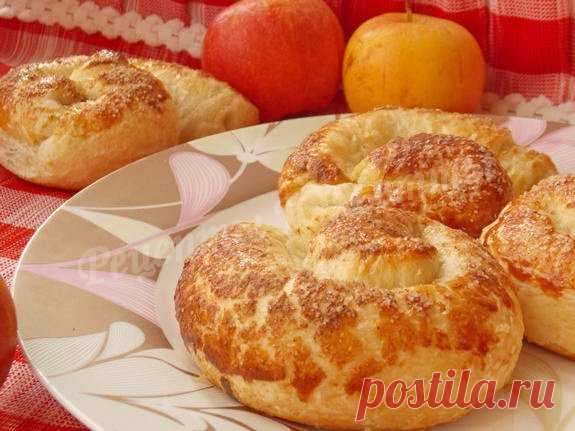 Слоёные булочки с яблоками и корицей