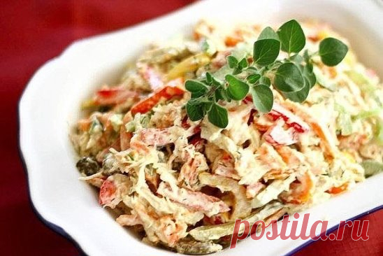 САЛАТ С КУРИЦЕЙ И ГРИБАМИ
Вкусный салат с оригинальным вкусом. И, что немаловажно, быстр в приготовлении.
Что нужно:
Болгарский перец - 1 шт.
Сыр - 150 г
Маринованные грибы - 400 г
Куриная грудка - 1 шт.
Соль, перец - по вкусу
Сметана для заправки
Как готовить:
Перец порезать тонкими ломтиками.
Грибы порезать тонкими пластинками.
Куриную грудку отварить. Мелко порезать.
Сыр натереть на терке.
Все ингредиенты смешать. Заправить сметаной. Посолить, поперчить.
