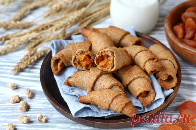 Рогалики с отрубями и курагой Рогалики из цельнозерновой муки с отрубями, совсем без сахара и со сладкой начинкой из кураги – вкусный и полезный вариант выпечки. Не навредит фигуре, улучшит пищеварение, а творог и отруби с яблоком и кальцем обогатят организм этим микроэлементом