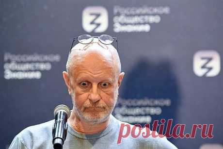 Гоблин призвал убрать с телеэкранов «пляшущих дегенератов». Российский блогер и переводчик Дмитрий Пучков, также известный как Гоблин, выступил с критикой современного телевидения, заявив, что с экранов нужно убрать «пляшущих дегенератов с покрашенной на башке шерстью и с мордами в татуировках». По мнению блогера, телеканалы в России также стоит забрать из частных рук.