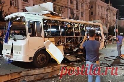 Число пострадавших при взрыве автобуса в Воронеже увеличилось. При взрыве автобуса в Воронеже 12 августа пострадали 19 человек, один погиб. Взрыв автобуса около галереи Чижова произошел вечером 12 августа. По версии следствия, взрыв мог произойти из-за неисправности технического оборудования, возможно речь идет о незаконном переоборудовании машины с бензинового на газовое топливо.
