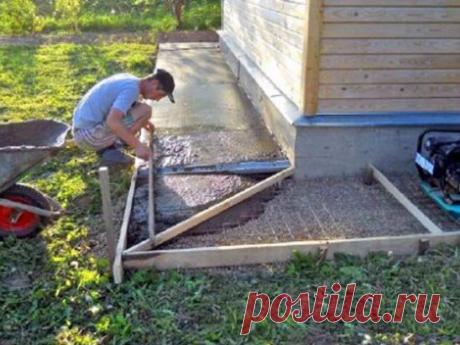 Дачник
Как сделать отмостку (основные принципы). 
Так как отмостка должна отводить воду от дома, то ее обязательно нужно укладывать с уклоном от дома. Уклон отмостки зависит от покрытия: для щебня и булыжника – 5-10% (5-10 см на 1 м ширины отмостки); для асфальта и бетона – 3-5%. 
Уклон отмостки 
Ширину отмостки принимают в зависимости от типа грунта и ширины карнизных свесов крыши. На обычных грунтах она должна быть на 20 см шире карниза, но не менее 60 см, на просадочных - не менее 1 метра