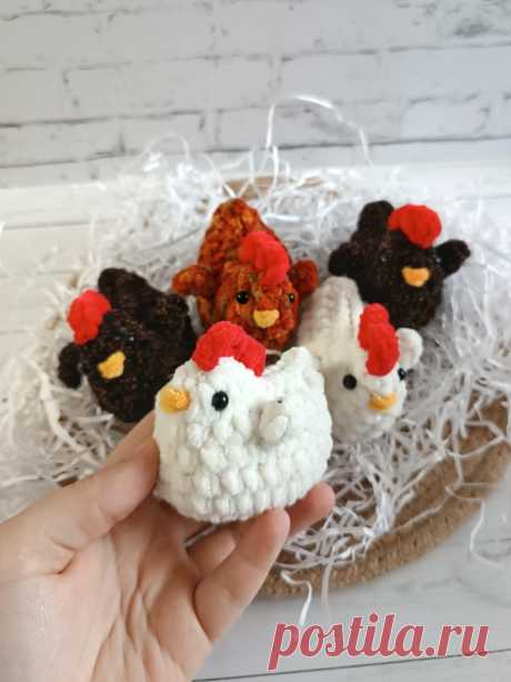 PDF Курочка крючком. FREE crochet pattern; Аmigurumi toy patterns. Амигуруми схемы и описания на русском. Вязаные игрушки и поделки своими руками #amimore - маленькая курочка к Пасхе, пасхальная курица из плюшевой пряжи, плюшевая птица.