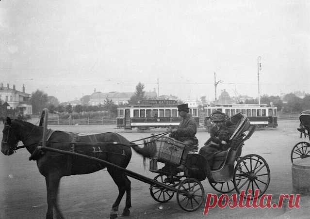 20vek.com: 1910. Москва. Извозчик возле Курско-Нижегородского вокзала