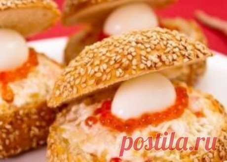 Морская раковина с красной икрой