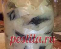 Скумбрия в банке Скумбрия, маринованная в банке получается вкусной мягенькой. Обязательно попробуйте приготовить такую чудесную рыбку! Для приготовлении скумбрии в банке потребуется:                                                                     2 замороженных скумбрии; 2-3 луковицы; 3 зубчика чеснока; 1 ч. л.