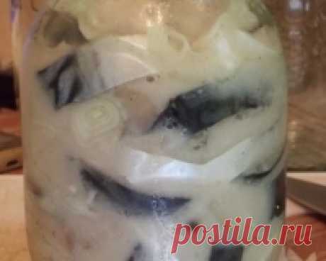 Скумбрия в банке Скумбрия, маринованная в банке получается вкусной мягенькой. Обязательно попробуйте приготовить такую чудесную рыбку! Для приготовлении скумбрии в банке потребуется: 2 замороженных скумбрии; 2-3 луковицы; 3 зубчика чеснока; 1 ч. л.