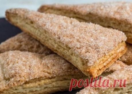 Печенье, в которое невозможно не влюбиться. Готовлю тесто на ночь, а утром бужу своих волшебным ароматом из кухни   
Дети без ума от этого печенька! Да и муж с кофе с удовольствием уминает.
Ингредиенты:
800 г мука -
200 г сахар -
250 г масло сливочное -
1/2 ч. л. соль -
50 г дрожжи прессованные -
250 мл молоко -
Приготовление:
Сначала приготовим опару. В миску наливаем теплое молоко,... добавляем столовую ложку сахара, соль и крошим дрожжи.
Перемешиваем до полного растворения дрожжей