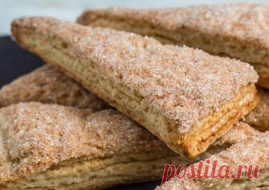 Печенье, в которое невозможно не влюбиться. Готовлю тесто на ночь, а утром бужу своих волшебным ароматом из кухни   
Дети без ума от этого печенька! Да и муж с кофе с удовольствием уминает.
Ингредиенты:
800 г мука -
200 г сахар -
250 г масло сливочное -
1/2 ч. л. соль -
50 г дрожжи прессованные -
250 мл молоко -
Приготовление:
Сначала приготовим опару. В миску наливаем теплое молоко,... добавляем столовую ложку сахара, соль и крошим дрожжи.
Перемешиваем до полного растворения дрожжей