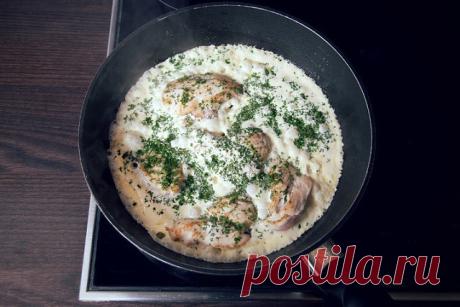 «Тушёная курица под майонезом и тушёная курица под майонезом с грибами» - Два варианта приготовления!!!

Автор вариантов приготовления © Роман Гершзон, Иерусалим, Израиль
На Украине, в Белоруссии, Польше и Прибалтике пользовалась популярностью тушёная курица под майонезом и тушёная курица под майонезом и грибами.
«Тушёная курица под майонезом»
Ингредиенты:
Курица — 1-1,5 кг,
Жир куриный — 100-150 г,
Лук репчатый — 1 шт.,
Морковь — 1 шт.,
Чеснок — 2-3 зубчика,
Бульон курины...