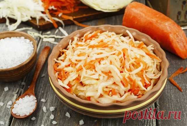 Невероятно вкусная хрустящая капуста с остринкой всего за сутки.

Ингредиенты:

2–3 кг капусты
2–3 моркови
5–6 зубчиков чеснока
1,5 л воды
2 ст. л. соли
9 ст. л. сахара
1 ст. л. 70%-го уксуса (или 200 мл 9%-го)
1 ч. л. молотого черного перца

Приготовление:

В кастрюлю налить воду, добавь соль, сахар, уксус, молотый черный перец. Дождаться когда закипит.
Пока вода греется нарезаем капусту, можно шинковать или просто разделить на 4-6 частей, большими кусками, как больше люб...