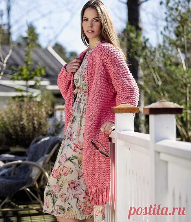 Длинный кардиган с широкой резинкой Толстые пряжа и спицы делают работу над этим кардиганом быстрой и несложной.