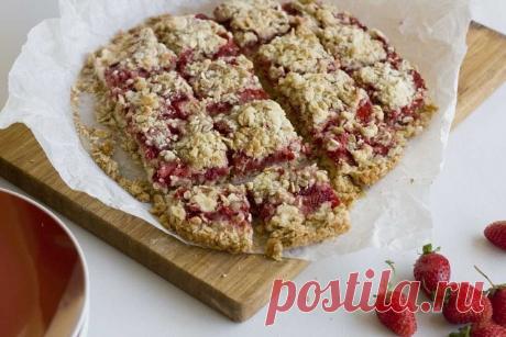 Как приготовить простой пирог с клубникой и геркулесом - рецепт, ингридиенты и фотографии