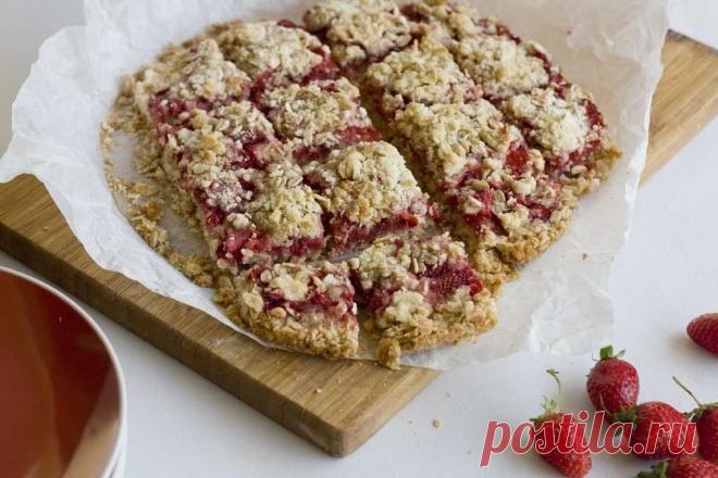 Как приготовить простой пирог с клубникой и геркулесом - рецепт, ингридиенты и фотографии