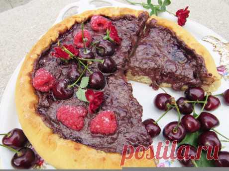 Gâteau au chocolat et les cerises délicieuses! Pie with chocolate and cherries is very tasty! Torta con cioccolato e ciliegie deliziose! Пирог , ватрушка с шоколадом и черешней очень вкусно!