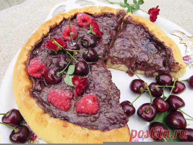 Gâteau au chocolat et les cerises délicieuses! Pie with chocolate and cherries is very tasty! Torta con cioccolato e ciliegie deliziose! Пирог , ватрушка с шоколадом и черешней очень вкусно!