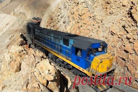 Очень красивая железная дорога в Чили Ветка Чаньяраль – Льянта – Портерильос соединяет морской порт Чаньяраль с удаленными медными рудниками в Андах, расположенных на высоте около 2850 метров над уровнем моря. Линия была построена 98 лет тому назад компанией «Andes Copper Mining Company», соединяя медный рудник и плавильную...