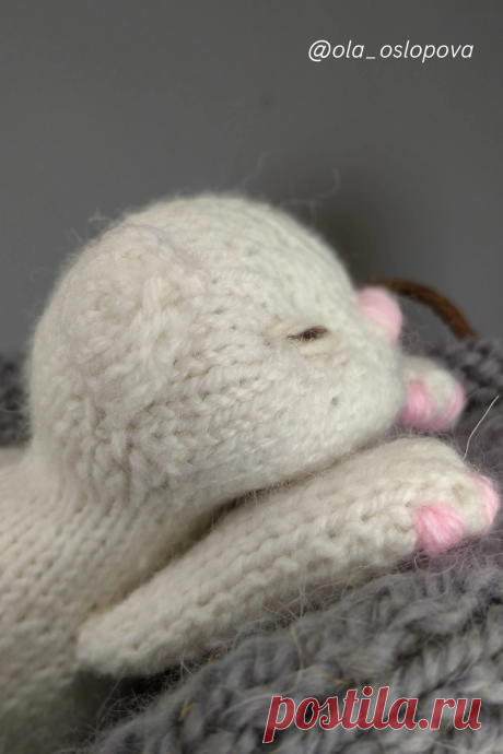 МК по вязанию спицами &quot;Белый спящий котенок&quot; PDF КОТЕНОК спицами. Sleeping kitten knitting pattern; Аmigurumi toy patterns. Амигуруми схемы и описания на русском. Вязаные игрушки спицами и поделки своими руками. Игрушки спицами. Котик спицами. котята спицами. Toy knitting patterns. Как связать котенка спицами, когда ты только начинаешь вязать.Кошка спицами,котенок спицами,котик спицами,кот.