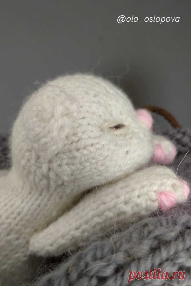 МК по вязанию спицами "Белый спящий котенок" PDF КОТЕНОК спицами. Sleeping kitten knitting pattern; Аmigurumi toy patterns. Амигуруми схемы и описания на русском. Вязаные игрушки спицами и поделки своими руками. Игрушки спицами. Котик спицами. котята спицами. Toy knitting patterns. Как связать котенка спицами, когда ты только начинаешь вязать.Кошка спицами,котенок спицами,котик спицами,кот.